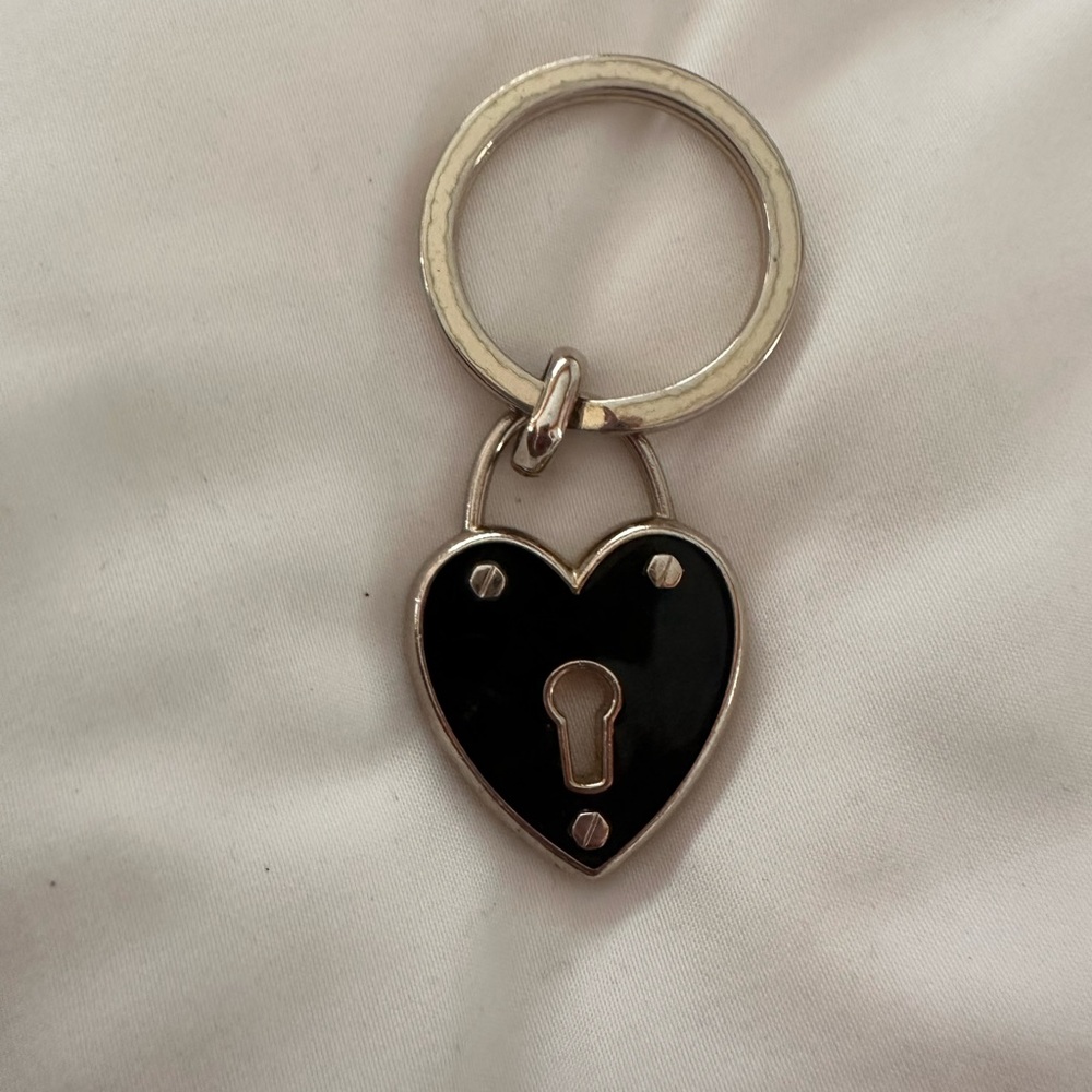 Heart-Shaped Black and White Keychain Henri Bendel - Picture 3 of 5